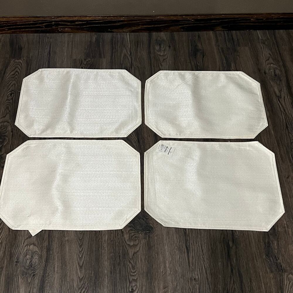 Cream Beige Placemats Rectangular Set of 4 Textured Design Reversible Fabric NWT